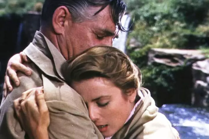 "Store aldersforskjeller i 1950-tallsfilm. King of Hollywood, Clark Gable, i omfavnelse med den 28 år yngre Grace Kelly i filmen Mogambo fra 1953. (Foto fra Wikimedia Commons)"
