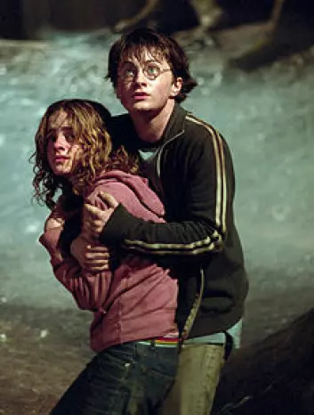 "Til no er seks bøker om trollmannskuleeleven Harry Potter gjeve ut. Fleire av bøkene er òg filmatisert."