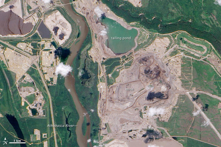 Bildet viser oljesandutvinning i det canadiske Athabasca-feltet. (Foto: NASAs Earth Observatory, mer om bildet her) Bildet viser oljesandutvinning i det canadiske Athabasca-feltet. (Foto: NASAs Earth Observatory, mer om bildet her)