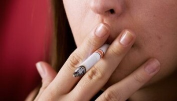 Røykende kvinner er mer utsatt for lungekreft enn røykende menn. Det viktigste symptomet er hoste. Det gjør at sykdommen er særlig vanskelig å oppdage hos røykere. Foto: Shutterstock Røykende kvinner er mer utsatt for lungekreft enn røykende menn. Det viktigste symptomet er hoste. Det gjør at sykdommen er særlig vanskelig å oppdage hos røykere. Foto: Shutterstock