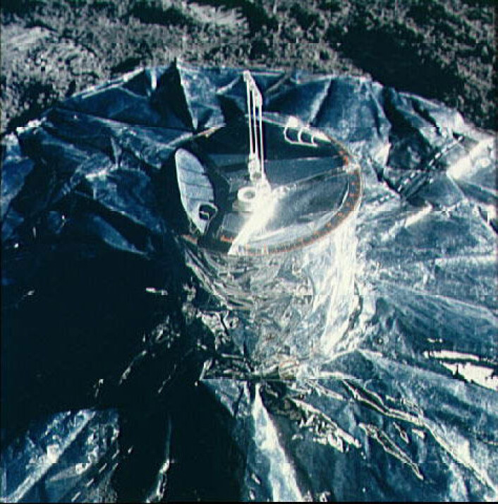 Seismometeret som ble satt ut på månens overflate av astronautene på Apollo 14 i februar 1971. (Foto: NASA/JSC) Seismometeret som ble satt ut på månens overflate av astronautene på Apollo 14 i februar 1971. (Foto: NASA/JSC)