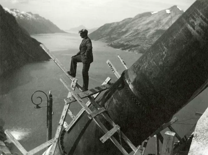 Construction of the Glomfjord power plant in 1918. Inspection of pipe construction during construction. Glomfjord, Nordland, North Norway.