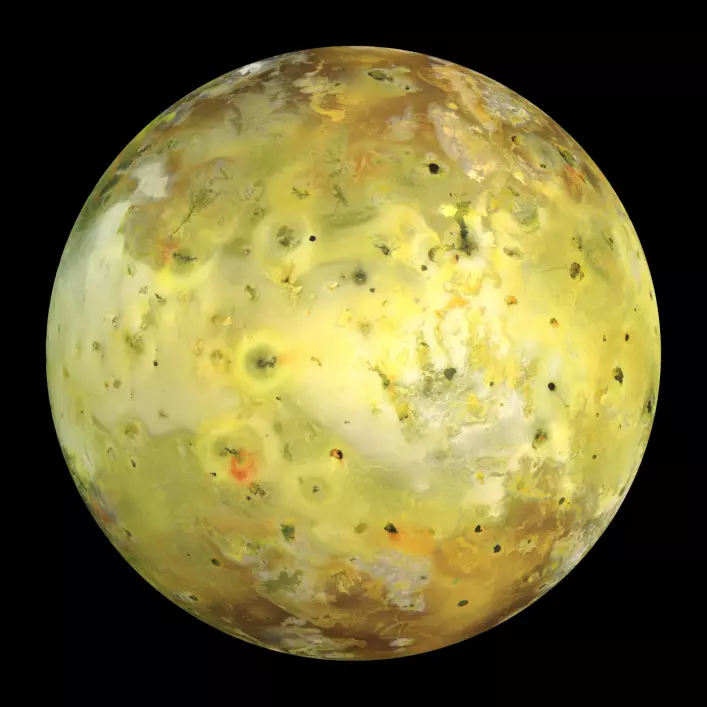 Dette bildet av Io ble tatt av romsonden Galileo i 1999. Den gule fargen skyldes at vulkanene på månen spyr ut gasser som inneholder det gule stoffet svovel.