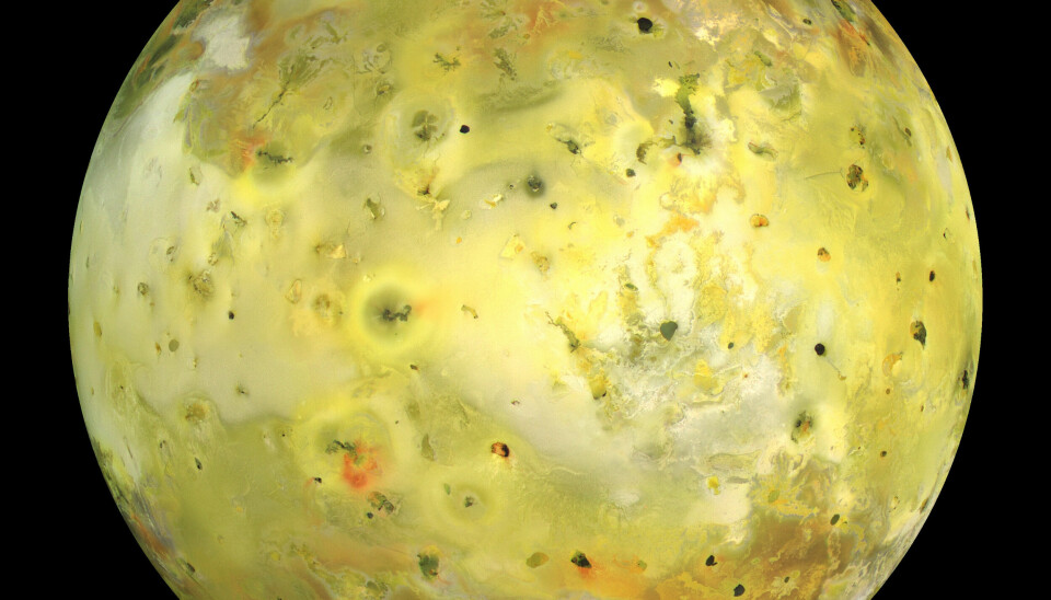 Dette bildet av Io ble tatt av romsonden Galileo i 1999. Den gule fargen skyldes at vulkanene på månen spyr ut gasser som inneholder det gule stoffet svovel.