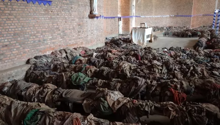 I løpet av tre måneder i 1994 ble nær en million tutsier i Rwanda utsatt for folkemord. Her er noen av ofrenes klær samlet på et minnested i Nyamata.