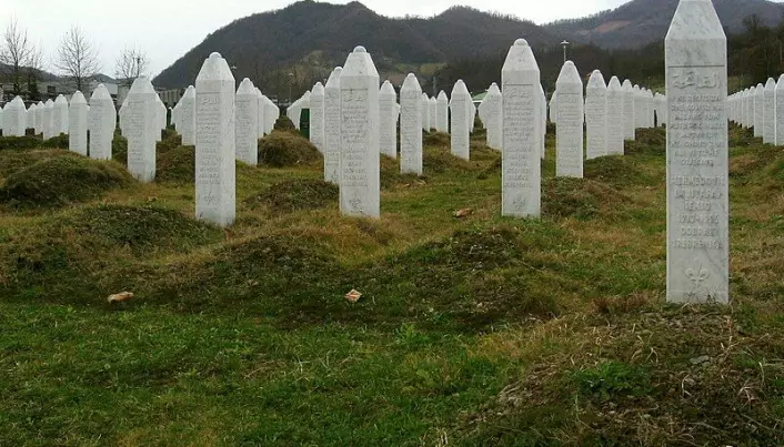 Gravsteiner for ofrene etter folkemordet i Srebrenica i juli 1995 der rundt 8.000 bosniske muslimer ble massakrert.