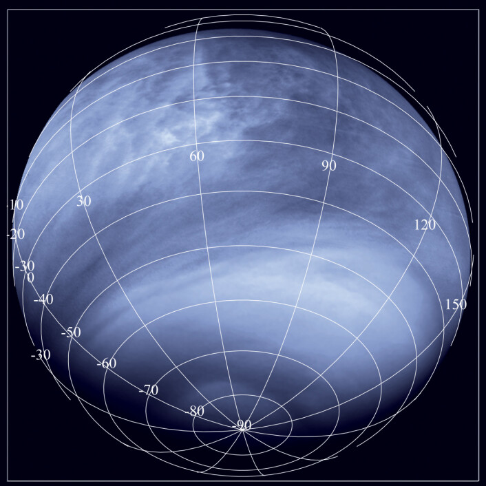 Venus fotografert i ultrafiolett lys fra en avstand av 30 000 kilometer av romsonden Venus Express. De mørke områdene øverst i den tette atmosfæren absorberer ultrafiolett lys, og har relativt høy temperatur, som gir kraftig oppdrift av gasser nedenfra. (Foto: ESA/MPS/DLR/IDA) Venus fotografert i ultrafiolett lys fra en avstand av 30 000 kilometer av romsonden Venus Express. De mørke områdene øverst i den tette atmosfæren absorberer ultrafiolett lys, og har relativt høy temperatur, som gir kraftig oppdrift av gasser nedenfra. (Foto: ESA/MPS/DLR/IDA)