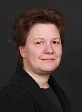 Stephanie C. Werner sitter med mineralsamlingen som skal gjøre det enklere å forstå Mars-overflaten. Stephanie C. Werner sitter med mineralsamlingen som skal gjøre det enklere å forstå Mars-overflaten.