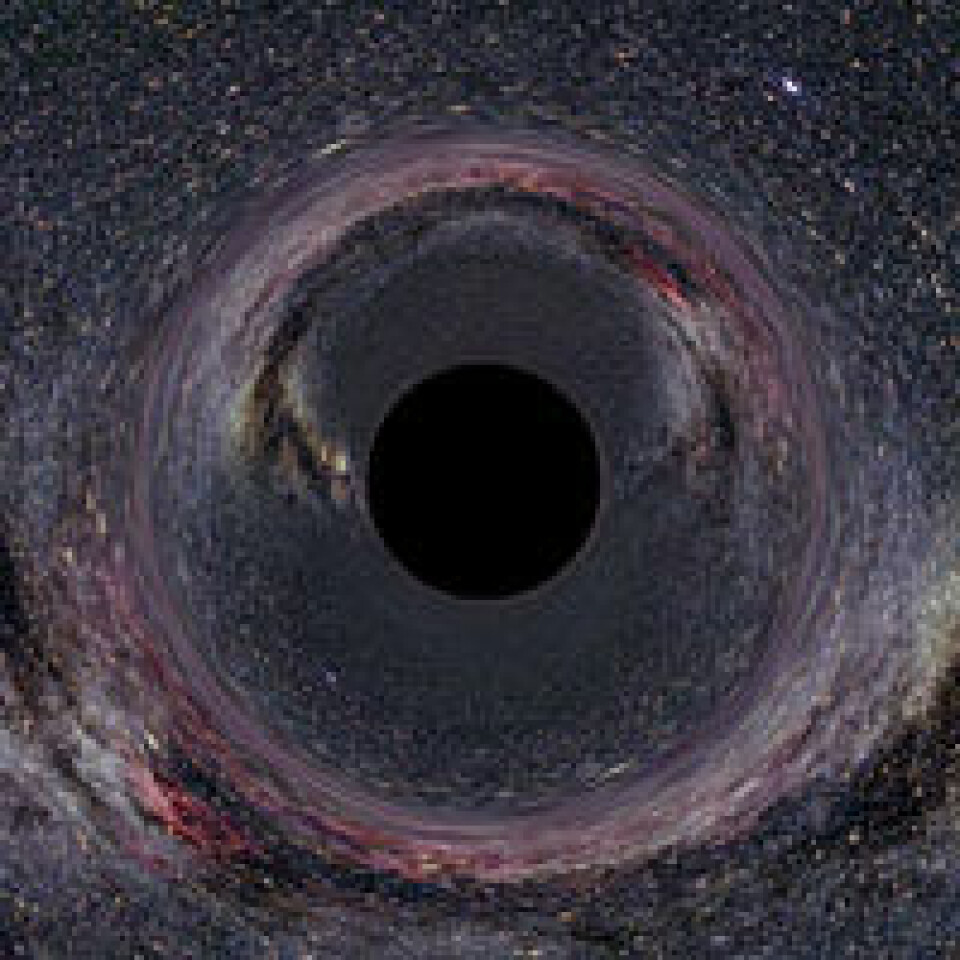 'Et sort hull vil ikke kunne sees i seg selv, men oppdages ved at de sterke tyngdekreftene avbøyer lysstråler fra objekter som ligger bak.'