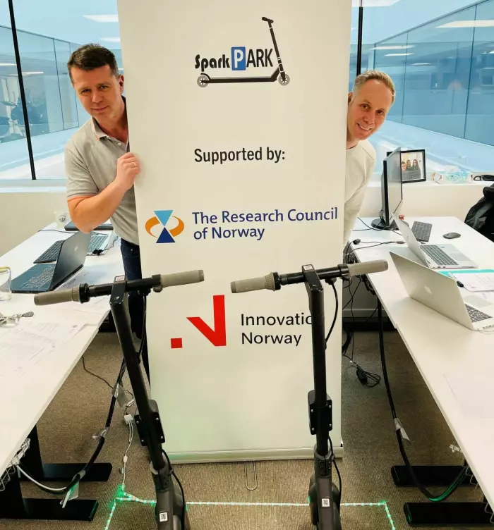Gründerne Igor Pancevski og Thomas Bråthen støttes av både Forskningsrådet og Innovasjon Norge i den videre utviklingen av parkeringssystemet. Sintef Digital er med som forskningspartner.