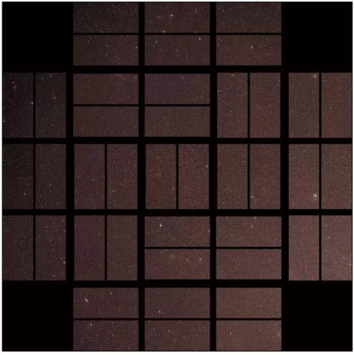 Dette bildet viser Kepler-teleskopets fulle synsfelt. Himmelfliken inneholder rundt 4,5 millioner stjerner. Bildet er oppdelt fordi strukturene som holder kameret sammen danner et rutenett som blokkerer ut lys. Teleskopet er orientert slik at rutenettet blokkerer ut lyset fra de lyseste stjernene. Nasa har blidet tilgjengelig i høy oppløsning: klikk her. (Foto: NASA/Ames/JPL-Caltech)
