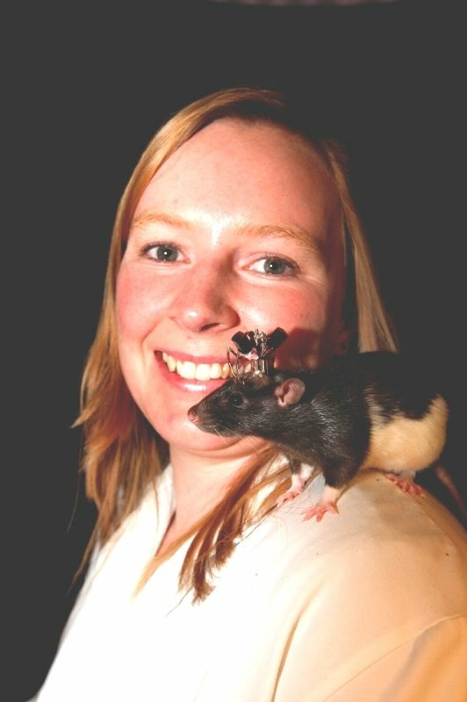 Rosamund Langston med monitorert rotte på skulderen. (Kavliinstituttet/ NTNU)