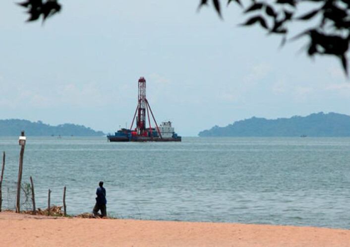 Malawisjøen er en moderne sjø som har bunnsjikt uten oksygen, på samme måte som forsteinede innsjøer som nå er en skattkiste for fossiler. Bildet viser boring av sedimentprøver fra plattform. Malawisjøen er en moderne sjø som har bunnsjikt uten oksygen, på samme måte som forsteinede innsjøer som nå er en skattkiste for fossiler. Bildet viser boring av sedimentprøver fra plattform.