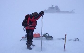 Boring etter iskjerne i sjøis. (Foto: Sebastian Gerland, Norsk Polarinstitutt) Boring etter iskjerne i sjøis. (Foto: Sebastian Gerland, Norsk Polarinstitutt)