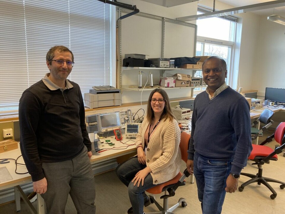 Biological signal processing: Ali Khalegi, Sandra Yuste Murios and Ilangko Balasingham at NTNU’s Department of Electronic Systems. They have now started testing artificial nerve signals on monkeys.
