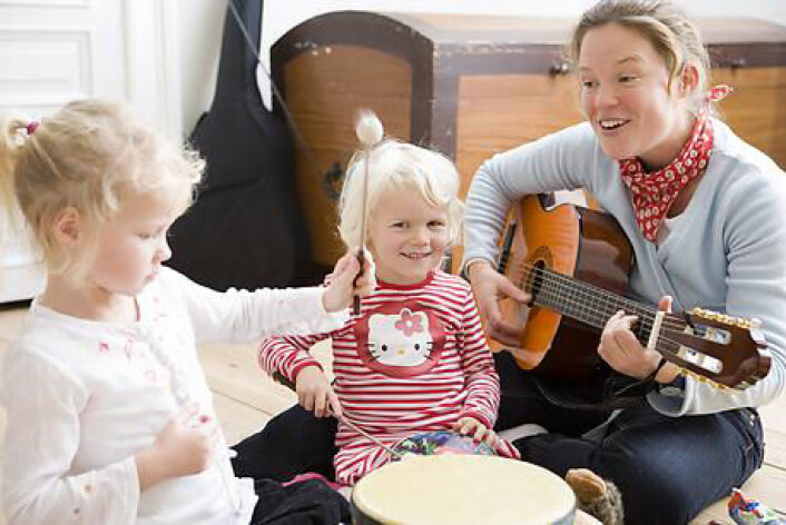 "I den tidlige barndommen er det for mye vektlegging på lesing, skriving og bruk av tall, og for lite fokus på fordelen ved sang, mener Goddard Blythe.(Illustrasjonsfoto: www.colourbox.com)" "I den tidlige barndommen er det for mye vektlegging på lesing, skriving og bruk av tall, og for lite fokus på fordelen ved sang, mener Goddard Blythe.(Illustrasjonsfoto: www.colourbox.com)"