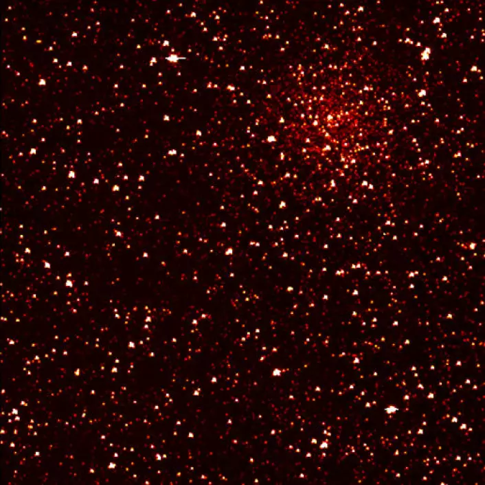 På dette bildet har Kepler-teleskopet zoomet kraftig inn. Du ser 0,2 prosent av hele synsfeltet til teleskopet. Her finnes en klynge med stjerner som er åtte milliarder år gamle og ligger 13 000 lysår unna jorden. Klyngen heter NGC 6791. (Foto: NASA/Ames/JPL-Caltech)