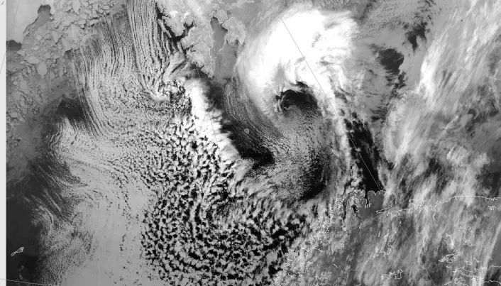 Satelittbilde av polart lavtrykk sør i Barentshavet 25. april 2022.