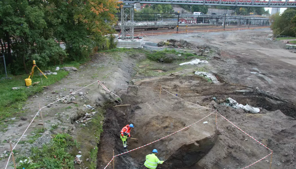 Arkeologene avdekker lag for lag av vollgraven rundt Oslos tidligere kongsgård.
