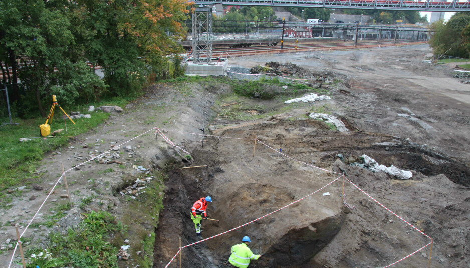 Arkeologene avdekker lag for lag av vollgraven rundt Oslos tidligere kongsgård.
