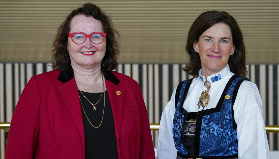 Professor Eva Gerdts (venstre) fikk Hjerteforskningsprisen og professor Betina Husebø fikk Demensforskningsprisen under utdelingen av forskningsprisene til Nasjonalforeningen for folkehelsens forskningspriser 2022.