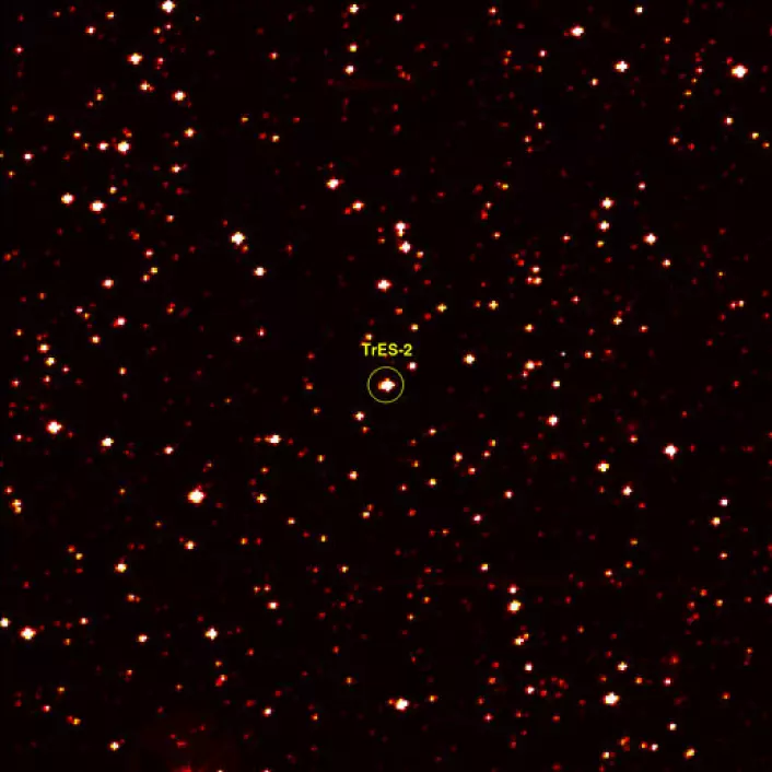 Dette bildet zoomer inn på en liten region hvor vi kan se stjernen TrES-2. Rundt denne går en varm Jupiter-lignende planet tett i bane. Kepler vil observer denne stjerna og andre kjente planeter for å teste at teleskopet fungerer skikkelig, og for å få ny informasjon om disse planetene. (Foto: NASA/Ames/JPL-Caltech)