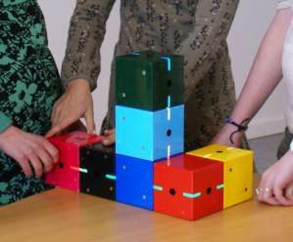 Klossene er bygd opp etter samme modulprinsipp som legoklosser. Læringsprinsippet kan også brukes innen for eksempel matematikk eller grammatikk. (Foto: Mærsk Instituttet på Syddansk Universitet)