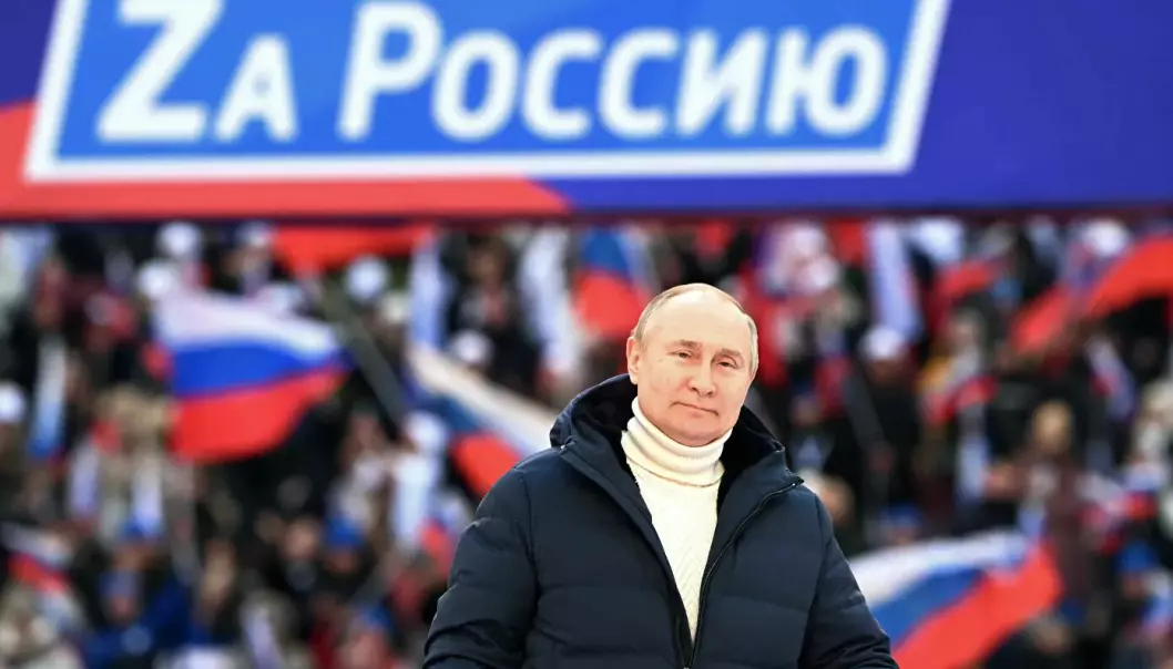 President Vladimir Putin holder tale under en konsert på en stadion i Moskva 18. mars 2022. Banneret bak ham har bokstaven Z og sier «for Russland».