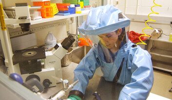 Forsker i sikkerhetsdrakt studerer Ebola-virus. (Foto: US Army Medical Research Institute of Infectious Diseases) Forsker i sikkerhetsdrakt studerer Ebola-virus. (Foto: US Army Medical Research Institute of Infectious Diseases)