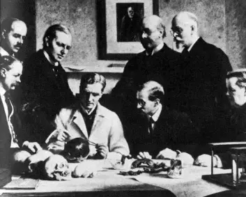 1915: Bak fra venstre: F. O. Barlow, G. Elliot Smith, Charles Dawson, Arthur Smith Woodward. Foran fra venstre: A. S. Underwood, Arthur Keith, W. P. Pycraft, og Sir Ray Lankester. (Illustrasjon: Wikimedia Commons)