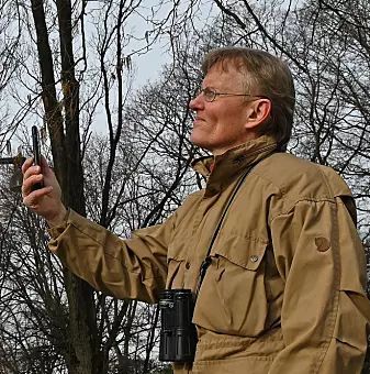Zoolog Einar Strømnes tester om en app kan kjenne igjen fuglesangen.