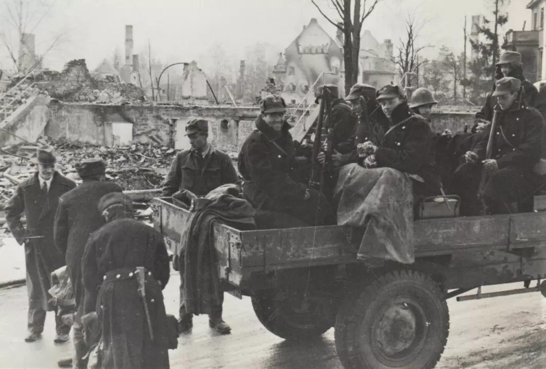 Norske soldater etter det tyske flyangrepet på Elverum 11. april.