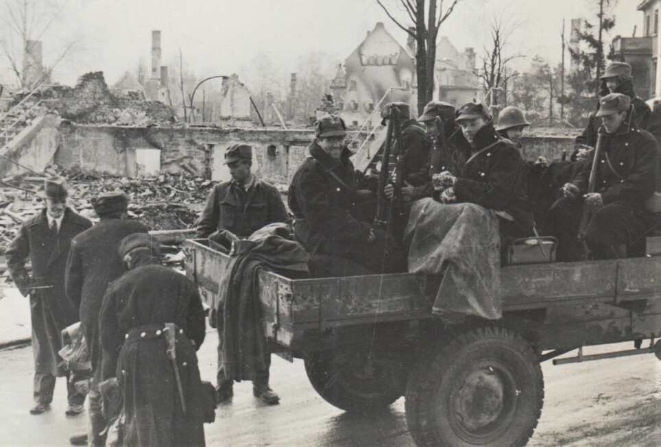 Norske soldater etter det tyske flyangrepet på Elverum 11. april.