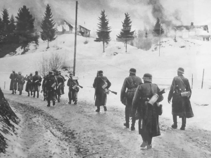 Fra kamphandlingene i Haugsbygd utenfor Hønefoss i april 1940. Tyske soldater rykker frem.