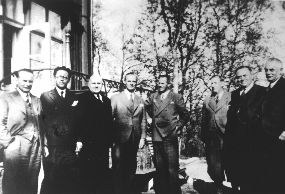 Medlemmer av den norske regjeringen utenfor bispegården i Tromsø i mai 1940.