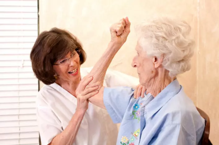 Trening fra fysioterapeut kan forebygge fallskader hos eldre. Slike treningsprogram kan redusere helseutgiftene betydelig, viser studie. (Illustrasjonsfoto: iStockphoto)