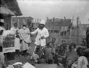 Misjonsprest Johan Jørgen Broch Smith, utdannet ved Misjonsskolen i Stavanger, forkynner i en landsby i Bara-regionen på Madagaskar rundt 1893. Han viser en illustrasjon med teksten «JESUS AT NAZARETH. See that ye refuse not him that speaketh». Mange nordmenn har gjort tjeneste på Madagaskar og ellers i Afrika helt fram til vår tid. (Foto: Misjonsarkivet) Misjonsprest Johan Jørgen Broch Smith, utdannet ved Misjonsskolen i Stavanger, forkynner i en landsby i Bara-regionen på Madagaskar rundt 1893. Han viser en illustrasjon med teksten «JESUS AT NAZARETH. See that ye refuse not him that speaketh». Mange nordmenn har gjort tjeneste på Madagaskar og ellers i Afrika helt fram til vår tid. (Foto: Misjonsarkivet)