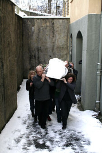 Steg 4: Mumien får seg en gravferdsprosesjon nummer to, opp den snøfylte bakken bak museet. Steg 4: Mumien får seg en gravferdsprosesjon nummer to, opp den snøfylte bakken bak museet.