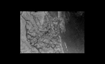 "Dette bildet har Huygens tatt av Titans overflate mens sonden dalte gjennom månens atmosfære. Bildet er tatt fra 16 kilometers høyde. (Foto: ESA)"