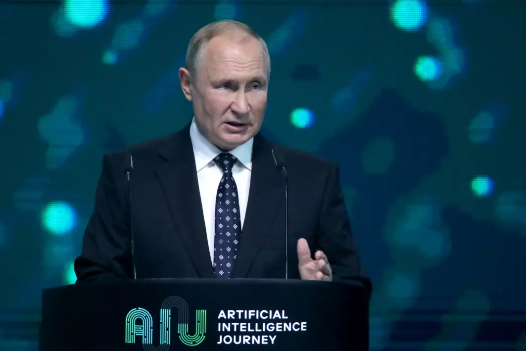 Falske videoer, såkalte deep fakes, lages også med kunstig intelligens. Slike videoer og annen desinformasjon brukes i krigen mellom Russland og Ukraina. Her snakker Russlands president Putin på en konferanse om kunstig intelligens i fjor.