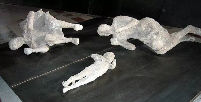 Kanskje kan det vere ei trøyst i å vite at døden kom raskt til offera i oldtidsbyen Pompeii. Biletet viser gipsavstøyingar ved Nasjonalt museum for arkeologi i Napoli, Italia. (Foto: get directly down (Flickr))