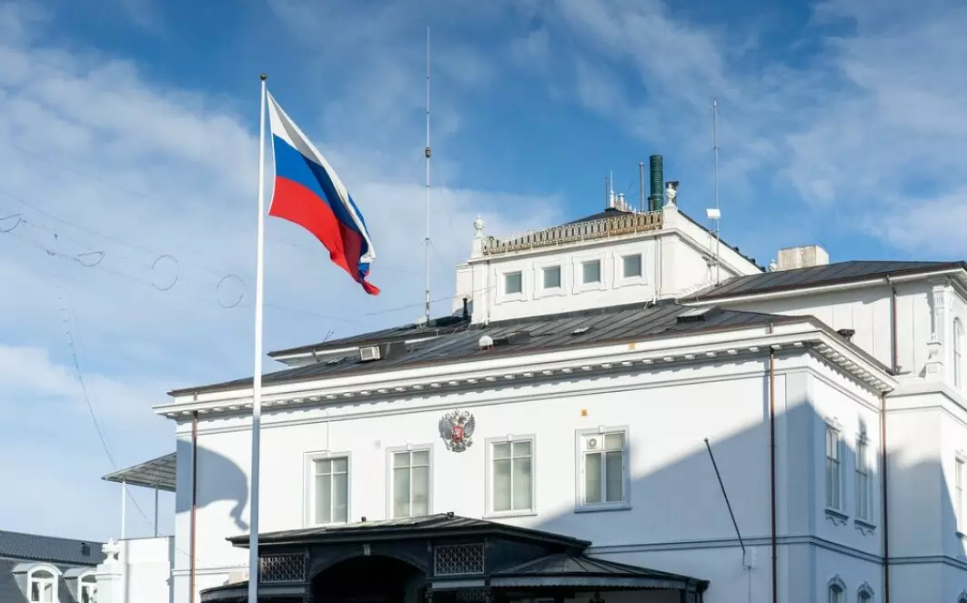 Det russiske flagget vaier høyt over ambassaden på Østerbro i København. Det er ingen tvil om at mange russiske diplomater er etterretningsagenter, forteller forskere.