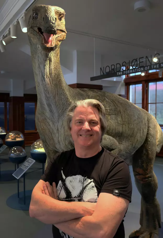 Jørn Hurum jobber på Naturhistorisk museum. Her er han med en modell av plateosaurusen.