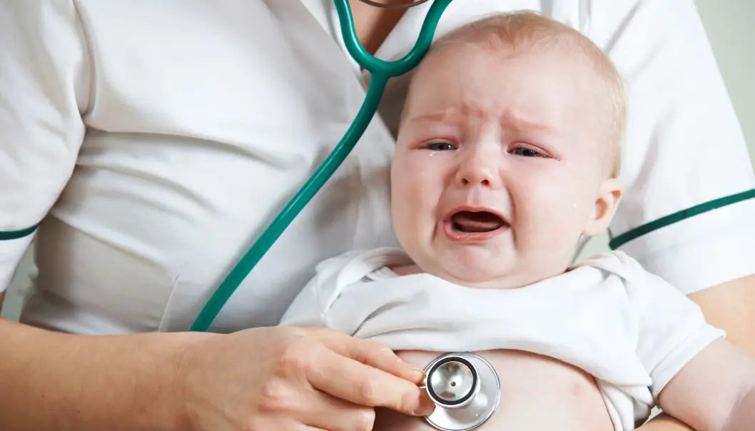 Et spedbarn til undersøkelse. Kanskje har stakkaren en infeksjon i brystet? Da må det nok behandles med antibiotika, men den kuren kan prege barnets helse på andre utilsiktede måter, mener finske forskere. Et spedbarn til undersøkelse. Kanskje har stakkaren en infeksjon i brystet? Da må det nok behandles med antibiotika, men den kuren kan prege barnets helse på andre utilsiktede måter, mener finske forskere.