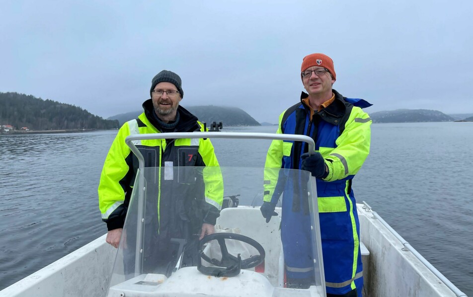 Professorene Thrond Oddvar Haugen og Knut Rudi ute med fiskebåt i Oslofjorden for å undersøke torsk og mikroorganismer.