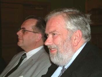 "Professor Prescott (til høyre) sammen med Tom Begroth, en svensk frimurer." "Professor Prescott (til høyre) sammen med Tom Begroth, en svensk frimurer."