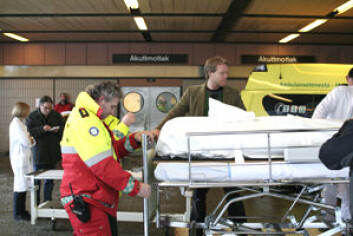 Stipendiat Pål Steiner får lagt mumiene på bårer, og får dem sjekket inn via akuttmottaket. Stipendiat Pål Steiner får lagt mumiene på bårer, og får dem sjekket inn via akuttmottaket.