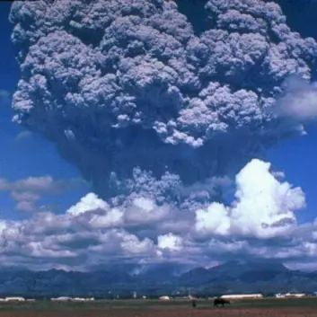 Før det smeller: Askeskyen nådde en høyde på 19 km, 3 dager før det eksplosive utbruddet til vulkanen Pinatubo på Filippinene, 15.juni 1991. (Foto: United States Geological Survey)