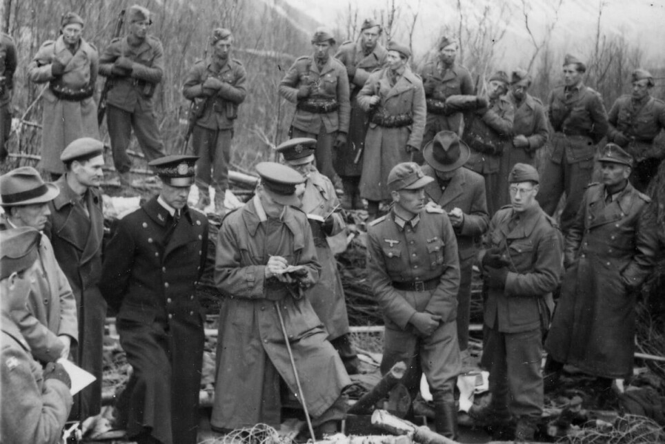 En alliert kommisjon dokumenterer krigsforbrytelser i Lyngen-området sommeren 1945.