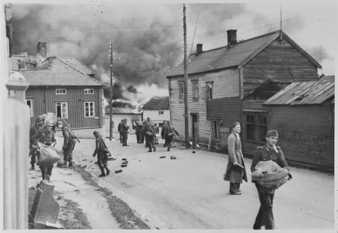 50.000 mennesker ble drevet ut av Finnmark og Nord-Troms som følge av tyskernes brente jords-taktikk høsten og vinteren 1944/45. Her fra Vadsø.